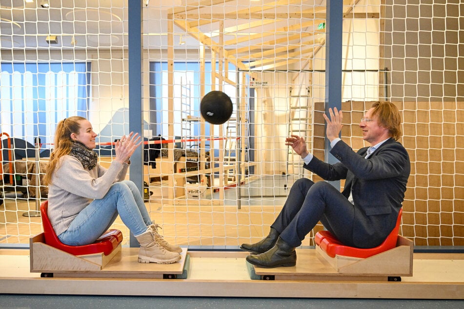 Spielen sich den Ball zu: Museumsdirektor Michael Vogt (56) und Nicole Auerswald (40) im neuen Science-Bereich.