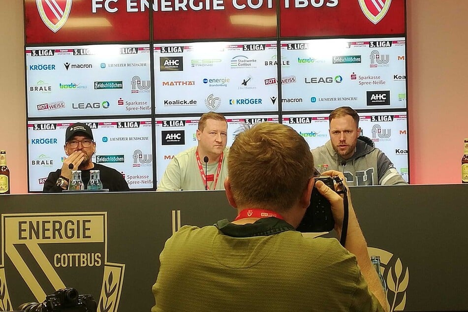Die Pressekonferenz mit den Trainern läuft.