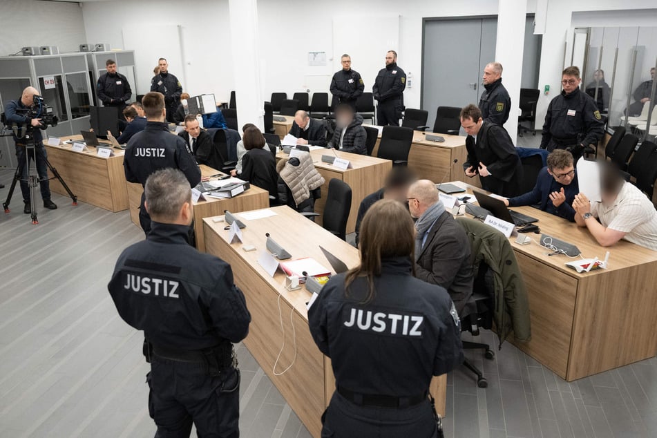 Die Angeklagten im Prozess um den Juwelenraub im Grünen Gewölbe sitzen bei der Fortsetzung des Prozesses im Verhandlungssaal im Landgericht Dresden.