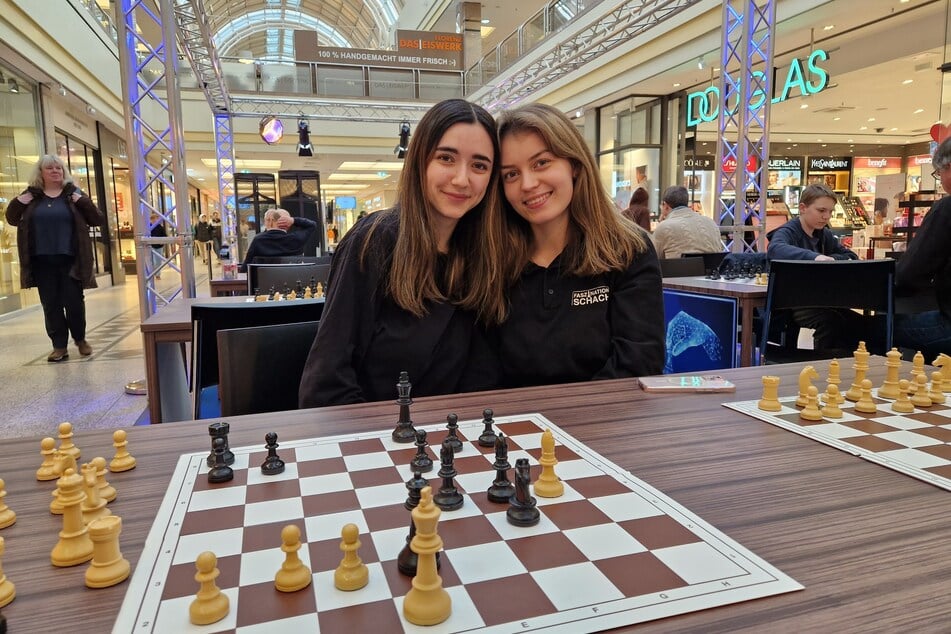 Nicole Garbuz (20, l.) und Eva Rudolph (19) sind beide Jugendmeisterinnen und haben Sebastian Siebrecht mit "Faszination Schach" schon oft begleitet. Vor den beiden steht die Partie, die TAG24 kläglich verloren hat.