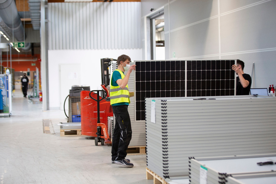In der Dresdner Produktionshalle von Solarwatt entstehen moderne Solar-Module.