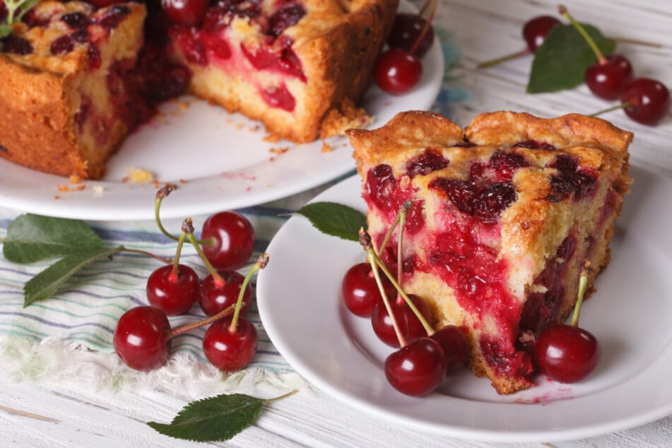 The cherry cake with delicious butter crumbs tastes good alone or with fresh whipped cream.