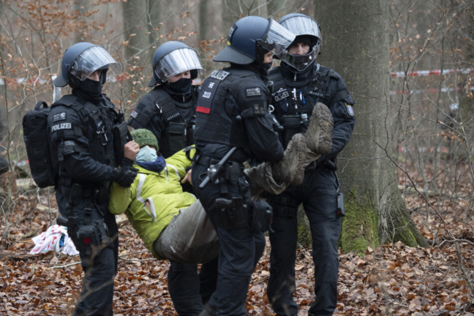 Insgesamt nahm die Polizei 64 Personen fest (Archivfoto).