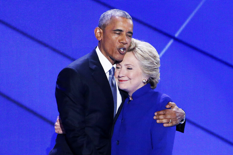 Barack Obama (59, l.) hält Hillary Clinton (72) im Arm (Archivbild).