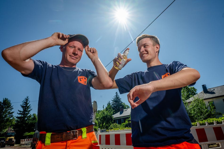 Straßen- und Tiefbauer Jens Rost (49, l.) und Azubi Marvin Kirchhof (17) von der Firma Gunter Hüttner müssen es trotz der Hitze in der Sonne aushalten.