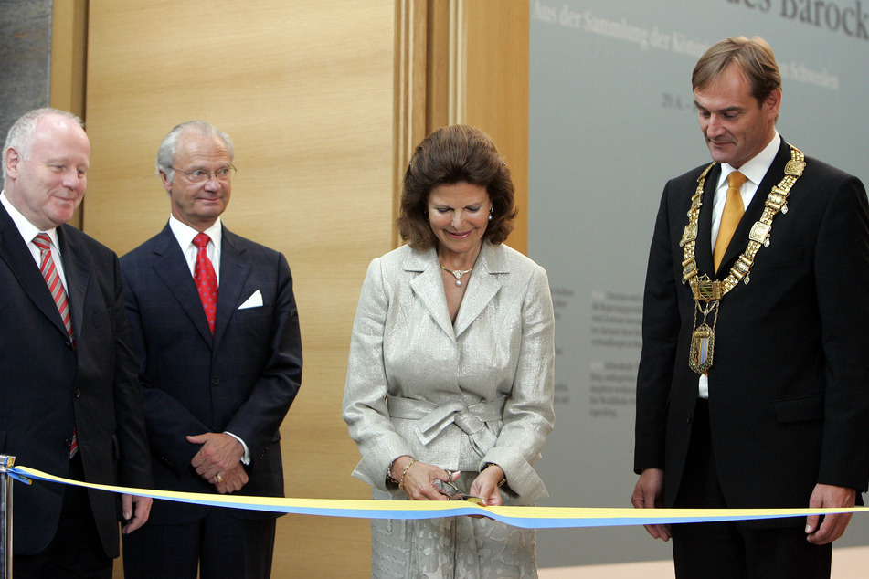Stets mit Leipzig verbunden: Königin Silvia (77) eröffnete 2006 eine Ausstellung im Museum der Bildenden Künste. Mit dabei waren Ex-MP Georg Milbradt (76), König Carl Gustaf (74) und Leipzigs OB Burkhard Jung (63).