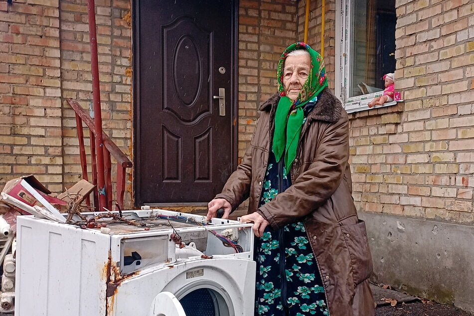 Dank neuer Heizung konnte Sofiia Stepaniuk (82) in ihr Haus zurückkehren. Bald erhält sie auch eine neue Waschmaschine von der Hilfsorganisation, da das alte Gerät beim Beschuss zerstört wurde.