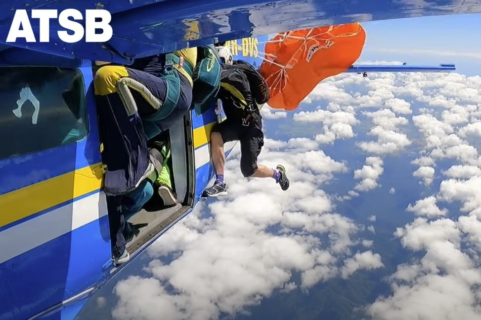 Ein Fallschirmspringer wurde am Himmel über Queensland (Australien) aus einem Flugzeug gerissen.