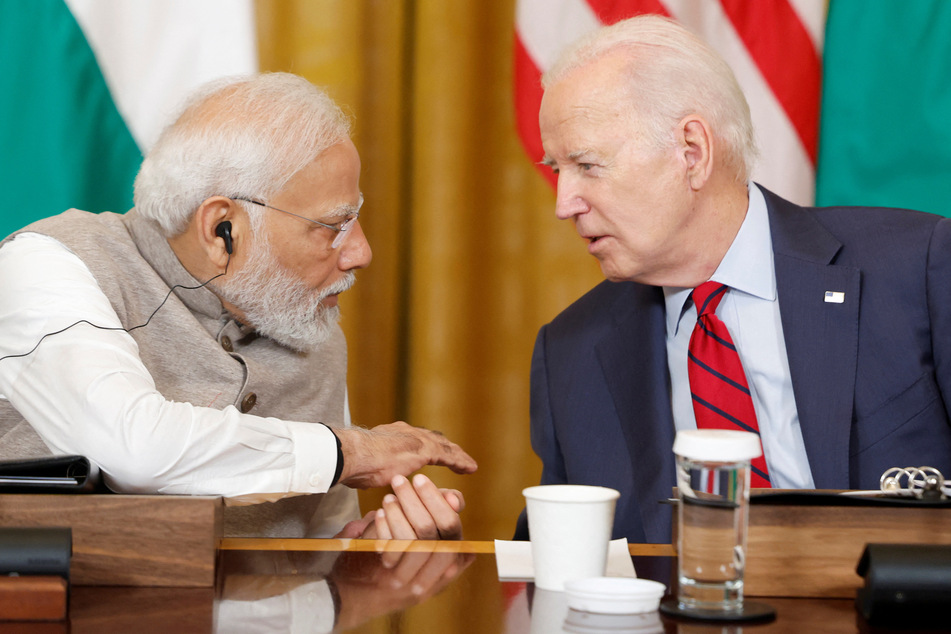 US President Joe Biden (r.) and India's Prime Minister Narendra Modi talk during a meeting with senior officials and CEOs of American and Indian companies in the East Room of the White House.