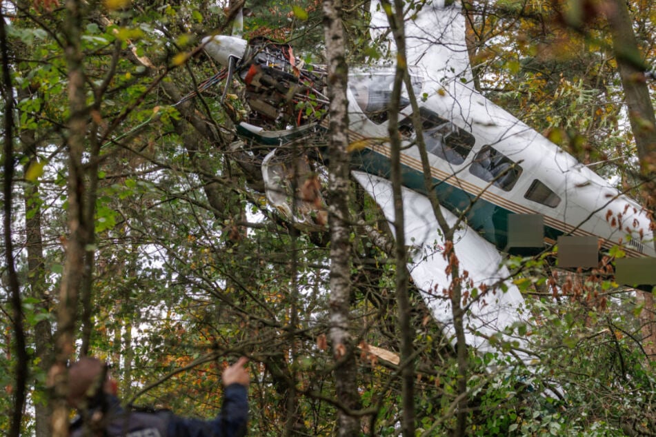 Die beiden Insassen des Kleinflugzeugs konnten laut Feuerwehr unverletzt gerettet werden.