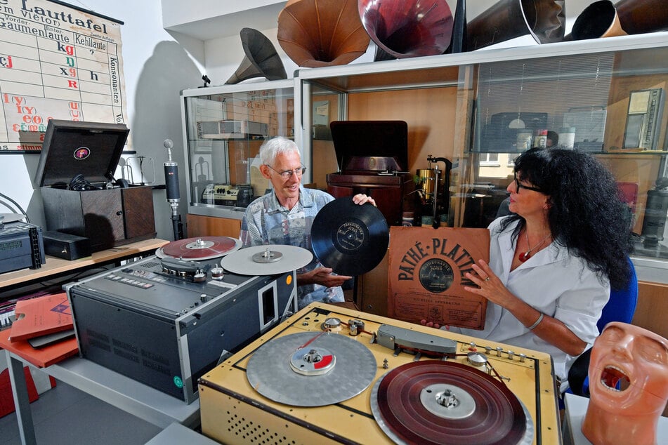 Professorin Susanne Voigt-Zimmermann und Peter Müller, Ingenieur der Abteilung Sprechwissenschaft, begutachten historische Schallplatten und Tonbänder.