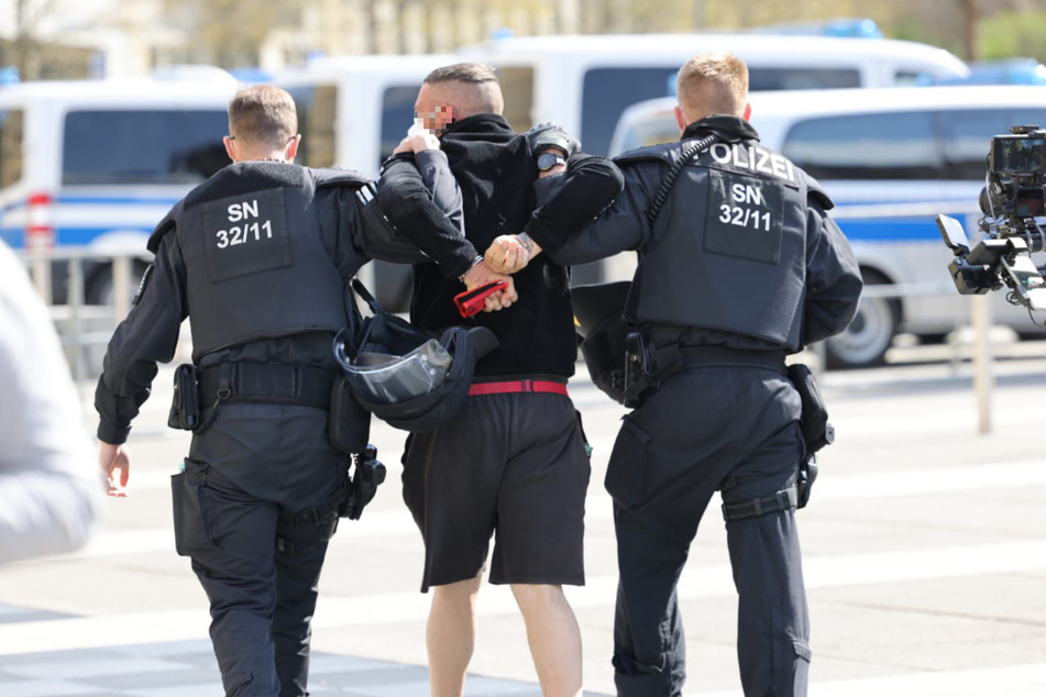 Die Polizei ging bei der Attacke des Demonstranten dazwischen.