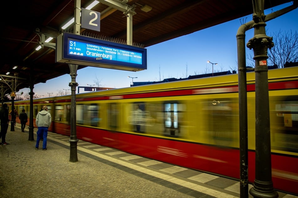 Die Berliner S-Bahn warnt vor Verspätungen und Ausfällen aufgrund des drohenden Unwetters. (Symbolbild)