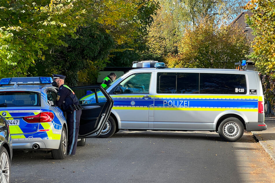 Polizisten riegelten die Straße in Bogenhausen ab und durchsuchten die Umgebung.