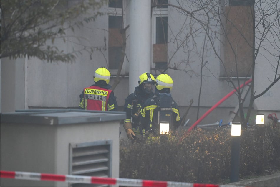 Unter Atemschutz betraten die Einsatzkräfte das Gebäude.