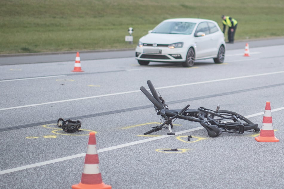 E-Bike-Fahrer von Auto erfasst: Radfahrer schwer verletzt
