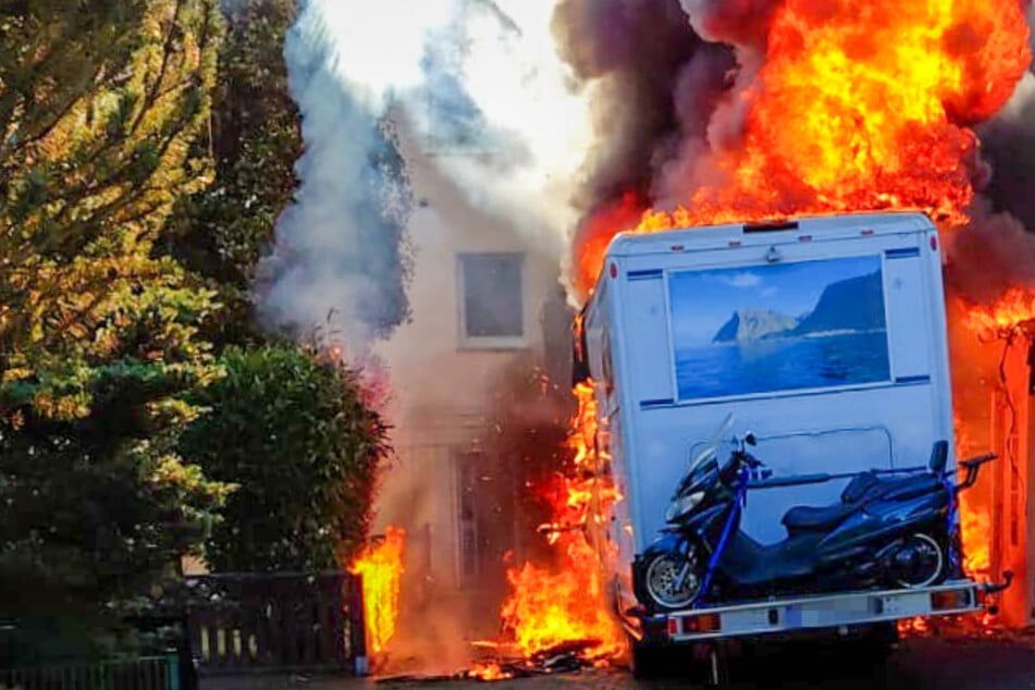 Wohnmobil brennt lichterloh: Feuerwehr rettet Hund aus Flammeninferno