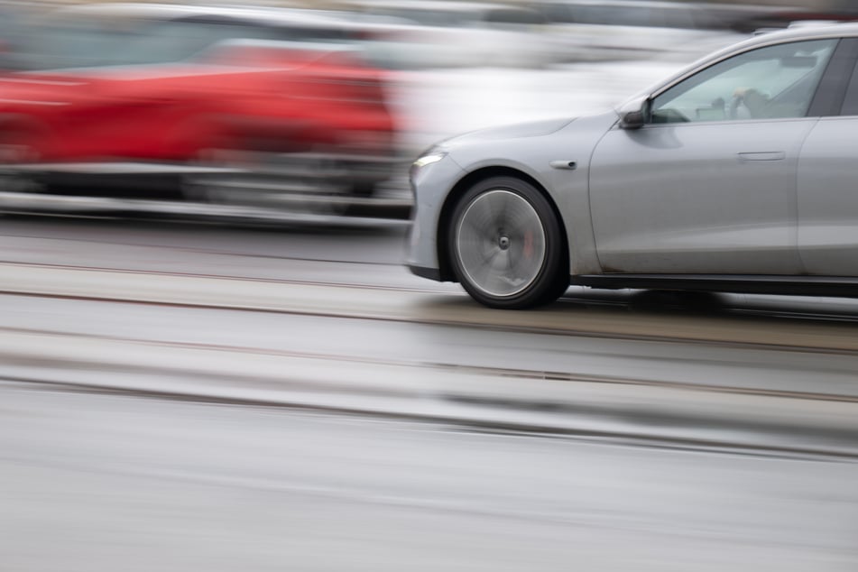 Ein 17-Jähriger wurde am Sonntag in Leipzig erst mit einem Auto und dann zu Fuß verfolgt. (Symbolbild)