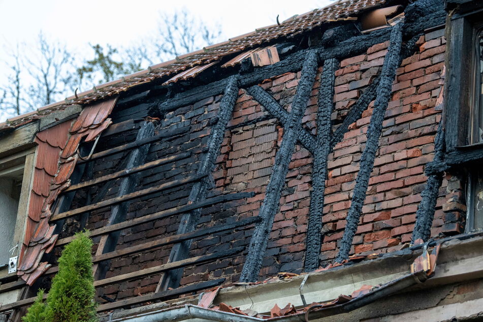 Die Flammen hatten von Dachstuhl und Holzverblendung nur verkohlte Reste zurückgelassen.