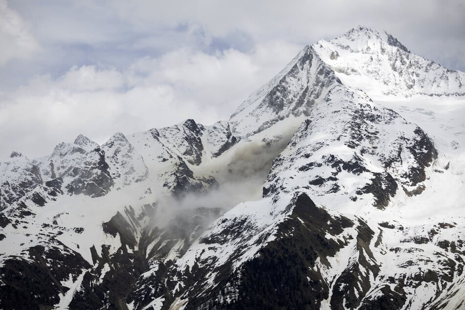 taub von einem Felssturz steigt auf, an einer Flanke des Berges Bietschhorn im Lötschental. Das Dorf Blatten im Lötschental musste wegen der Gefahr eines Felssturzes komplett evakuiert werden.