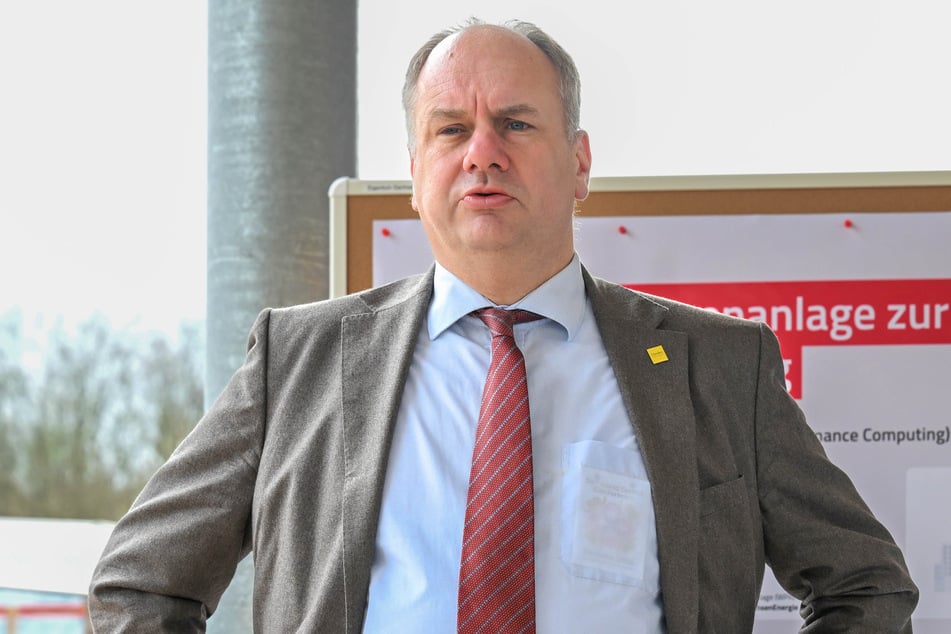 OB Dirk Hilbert (54, FDP) will die Elternbeiträge erhöhen.