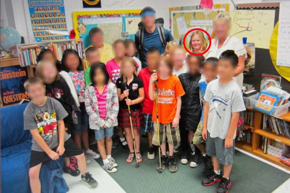 Auf der Speicherkarte waren zahlreiche Fotos, darunter auch dieses, das Haylee Davis in ihrer alten Schulklasse zeigt.