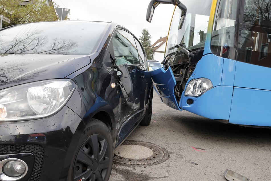 Ein VW und ein Bus krachten auf der Kreuzung Louis-Schreiter-Straße/Georgenkirchweg zusammen.
