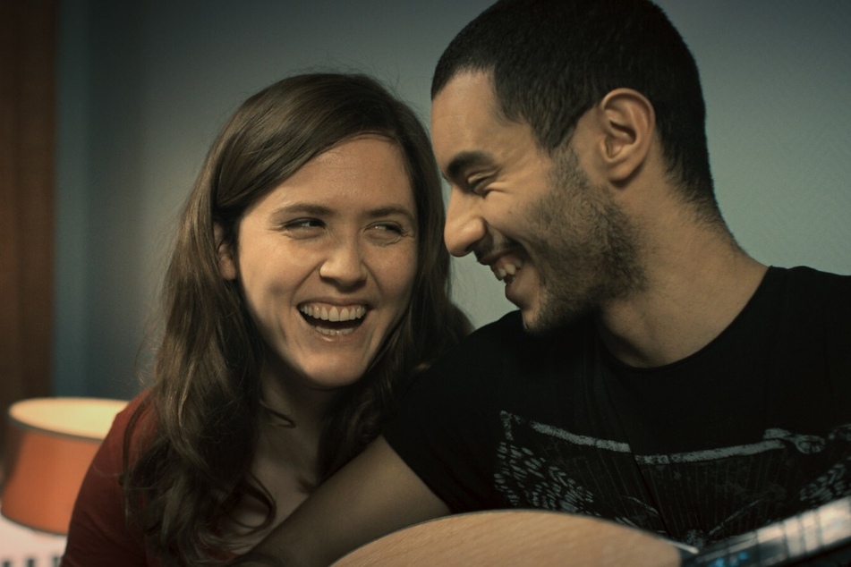 Karim (Mehdi Meskar) und Lilly (Emily Cox) freuen sich als werdende Eltern auf ihre Zukunft.