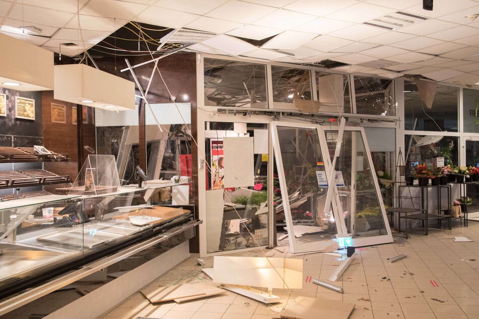 Geldautomat in Supermarkt gesprengt: Eingangsbereich gleicht Trümmerfeld