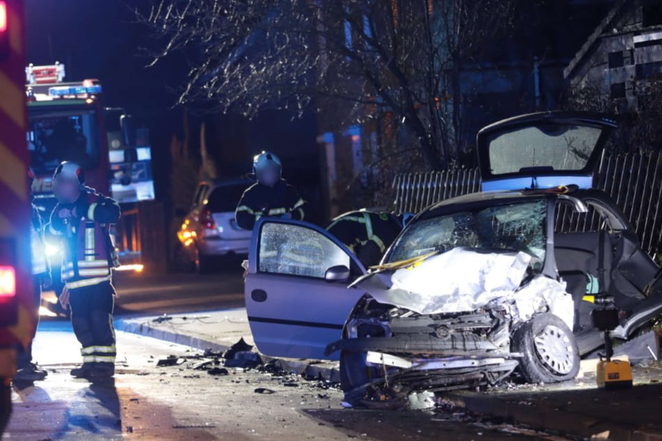 Heftiger Frontal-Crash in Wuppertal: Drei Menschen schwer verletzt, Autos stark demoliert