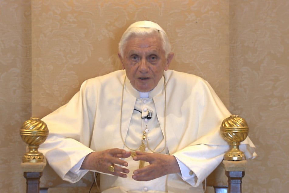 Der verstorbene Papst Benedikt XVI. soll von den Vorgängen um den Skandal-Priester H. gewusst haben.