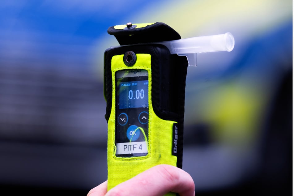 Nach dem Atemalkoholtest wurde der 19-Jährige zur Blutentnahme auf die Polizeiwache mitgenommen. (Symbolbild)