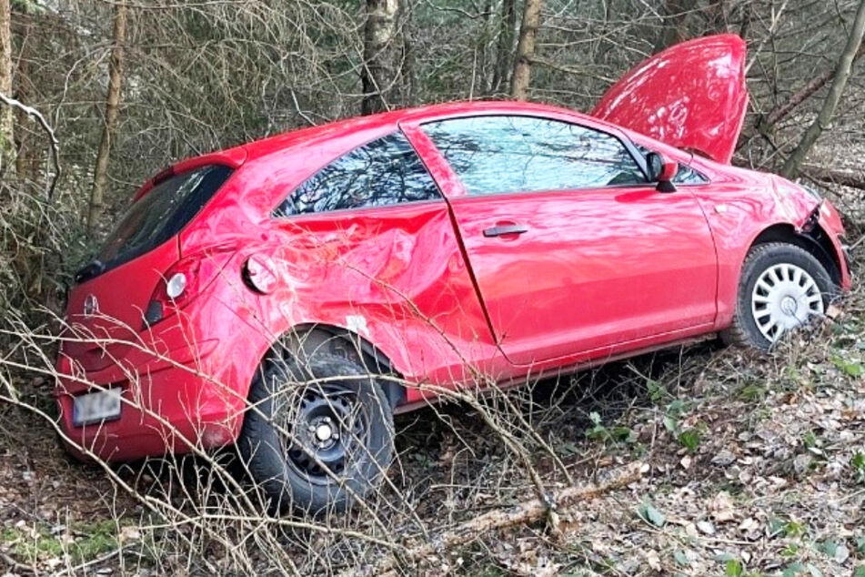 Schwerer Unfall auf der L472 bei Queidersbach in Rheinland-Pfalz: Ein Opel landete im Straßengraben, die 23-jährige Fahrerin wurde verletzt.
