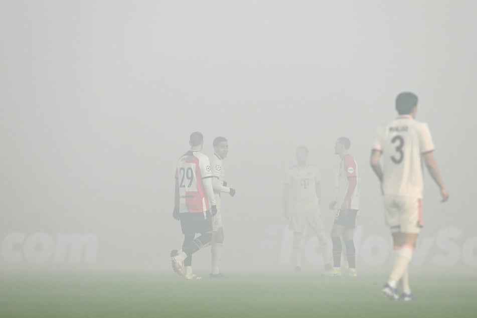 Die Feyenoord-Fans sorgten zu Beginn für dichten Rauch im Stadion "De Kuip" - und damit auch für eine Spielunterbrechung.