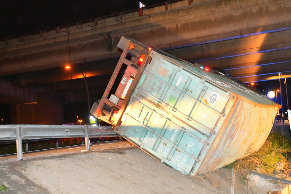 Lkw umgekippt! Laster stürzt über Leitplanke unter A7-Brücke