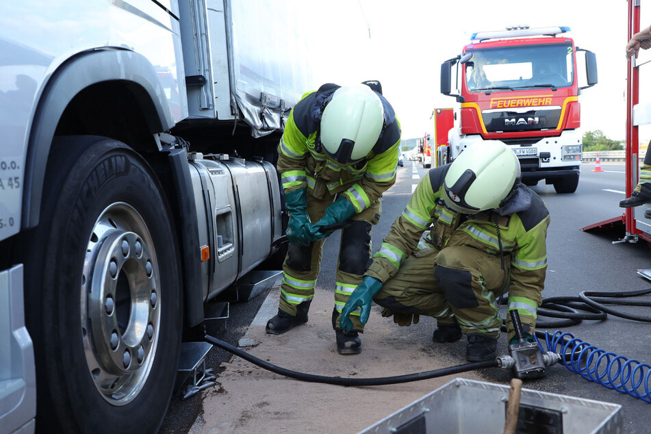 Feuerwehrleute aus Übigau bereiten die Bergung der auslaufenden Betriebsflüssigkeit vor.