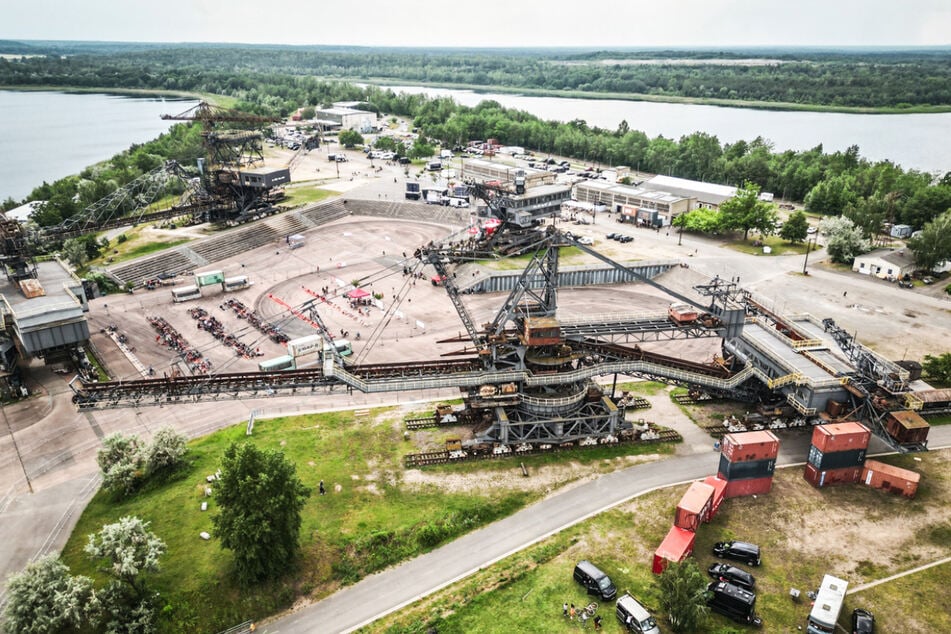 Ferropolis ist ein Industriemuseum und Veranstaltungsort in Gräfenhainichen östlich von Dessau-Roßlau auf einer Halbinsel im Gremminer See, dem ehemaligen Tagebau Golpa-Nord.
