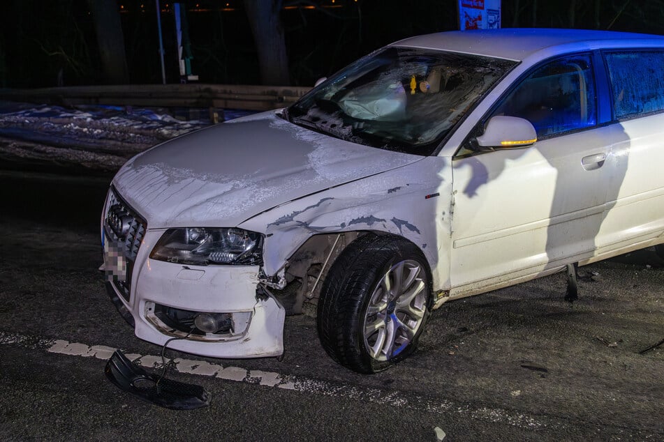 Der Audi wurde im Frontbereich beschädigt.