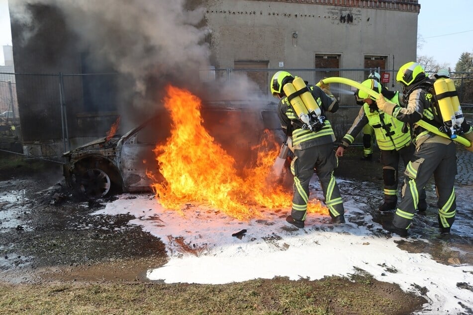 Die Kameraden konnten den Brand schließlich löschen. Die Fahrerin und ihr Kind wurden vorsorglich dem Rettungsdienst zur Schockbehandlung übergeben.