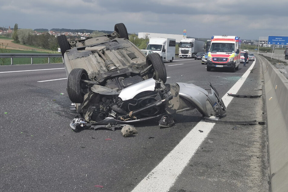 Das Auto hat sich nach dem Unfall auf der A6 überschlagen.