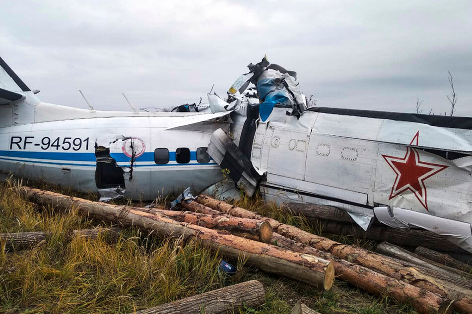 Flugzeug mit 22 Insassen abgestürzt: Mindestens 16 Passagiere tot