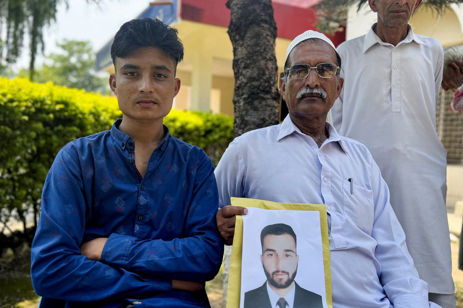 Hundreds of Pakistani families, among them Raja Mohammad (2nd from l.), fear they have lost relatives in the Greece boat disaster.