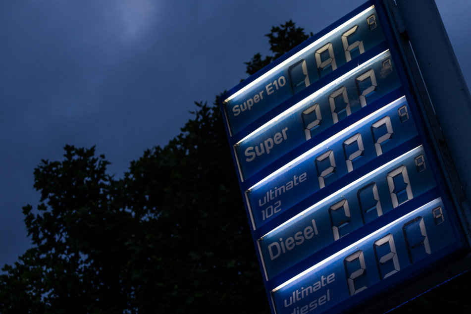 Die Anzeigetafel einer Tankstelle zeigt aktuelle Benzin- und Diesel-Preise.