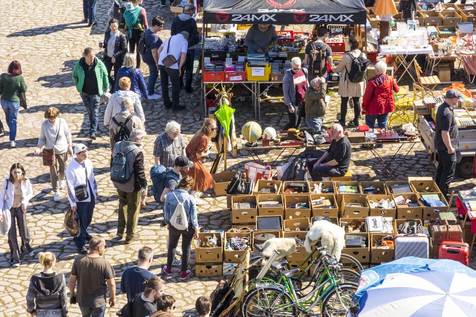 Flohmärkte finden in und um Dresden regelmäßig statt. Am Samstag laden die Sachsenmärkte auf den Elbeparkplatz in Meißen ein. (Symbolfoto)
