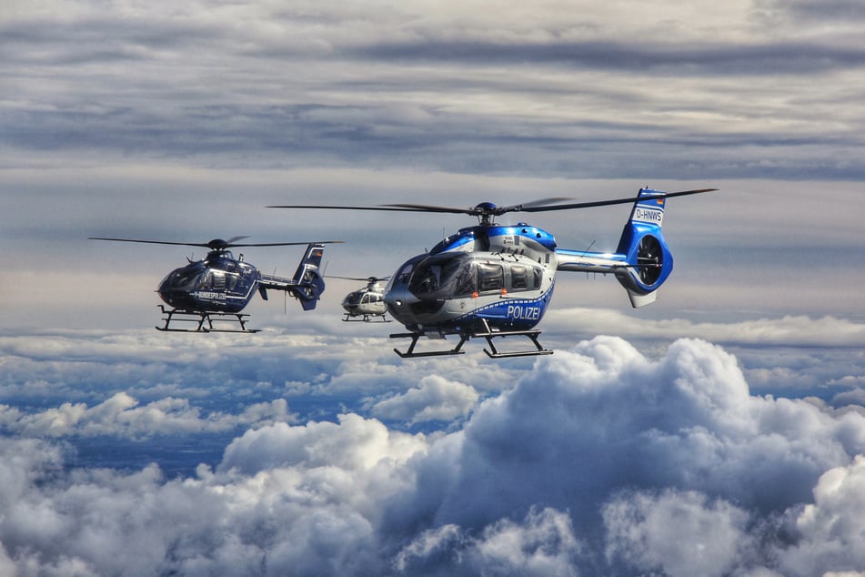 Mehrere Helikopter fliegen am Donnerstag in Formation über Bautzen. (Symbolbild)