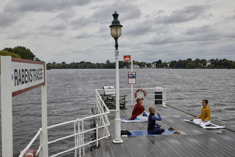 Der Bootsanleger Rabenstraße an der Alster wird auch bei trübem Himmel für Yoga genutzt.