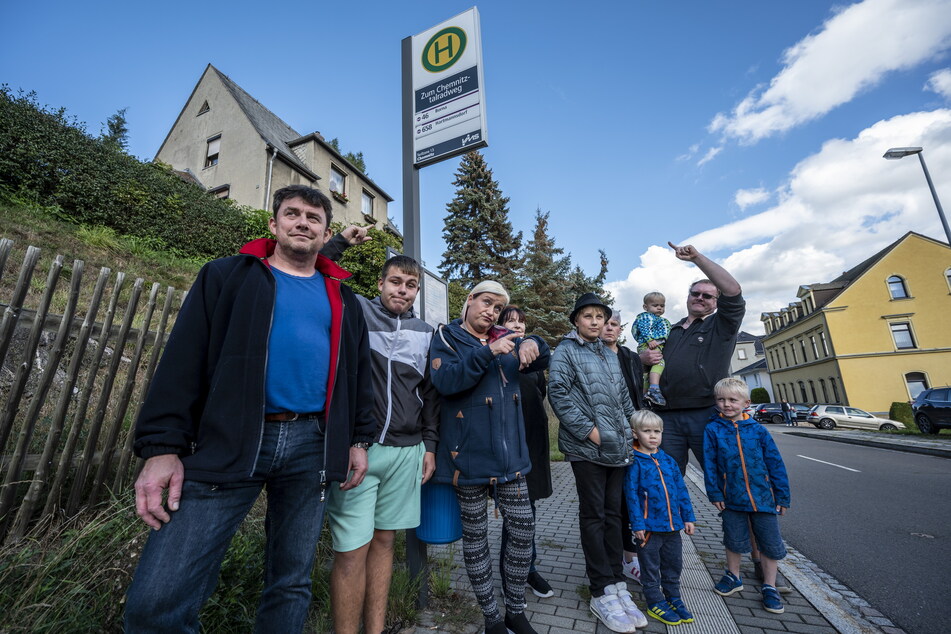 Wann kommt der Bus? Diese Frage stellen sich Familie Teuber (v.l.), Familie van der Merwe und Familie Trost an der Bushaltestelle "Zum Chemnitztalradweg".