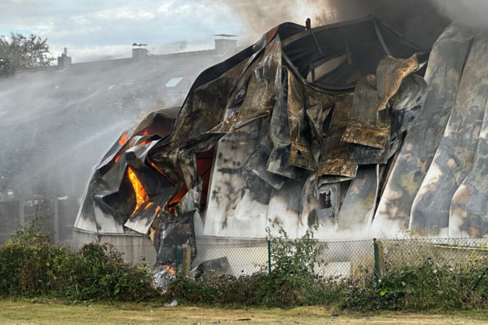 Die Lagerhalle in Monheim wurde durch das Flammeninferno vollständig zerstört.
