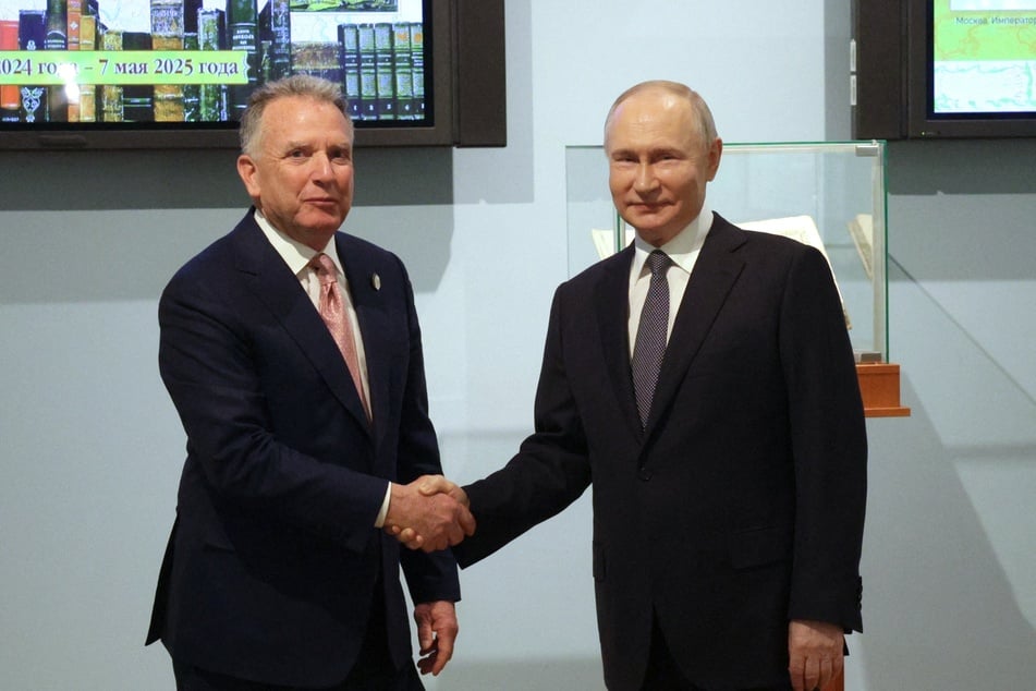 Russia's President Vladimir Putin (r.) shakes hands with Donald Trump's envoy Steve Witkoff during a meeting in Saint Petersburg on April 11, 2025.