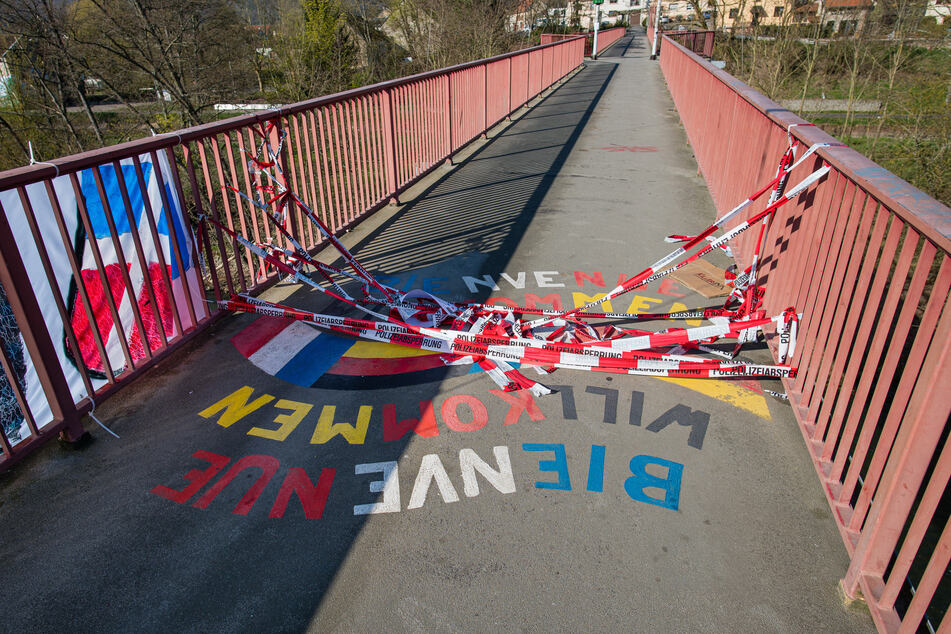 Absperrband der Polizei liegt auf der "Freundschaftsbrücke", die das saarländische Kleinblittersdorf mit dem französischen Grosbliederstroff verbindet, am Boden.